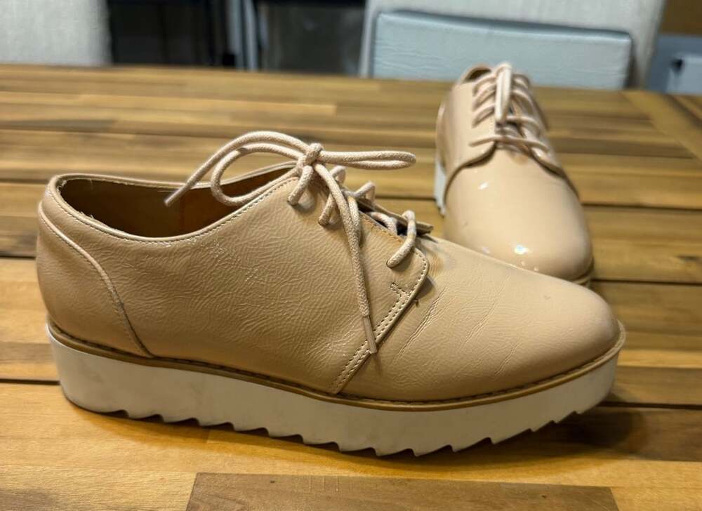 Chinese Laundry Kiss Size 8.5 Beige Oxfords